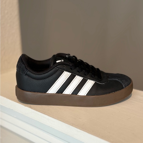 Adidas VL Court 3.0 Black/White Gum Kids Casual Shoes IE3630 – Size 12K - Picture 2 of 9